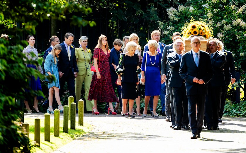 Koninklijke familie in kleurrijke kleding bij uitvaart prinses Christina Flair