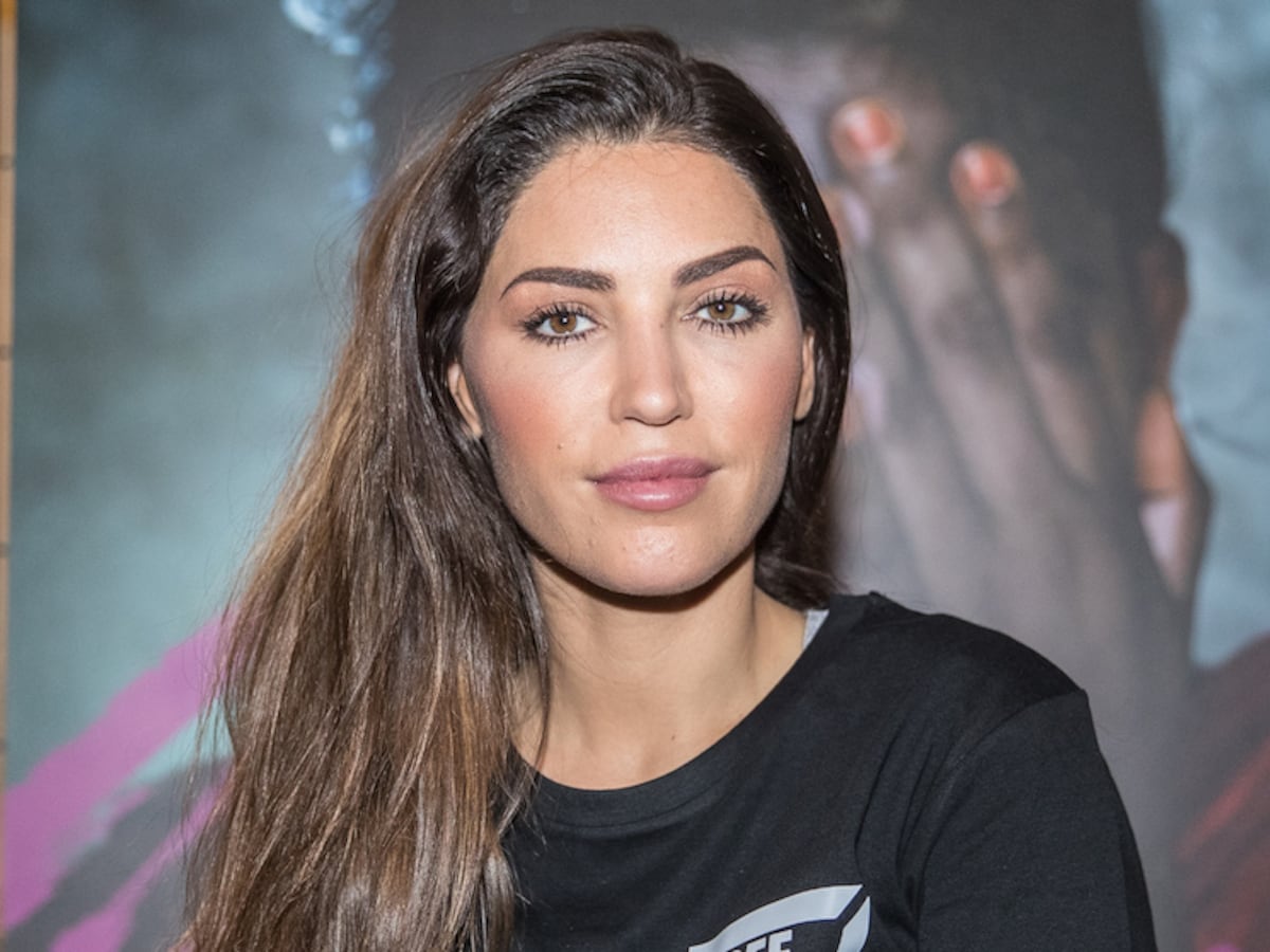 Yolanthe overspoeld met kritiek wegens naakt poseren met vis voor goed doel  | Flair