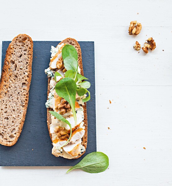 Recept | Broodje kip met blauwe kaas en walnoot | Flair