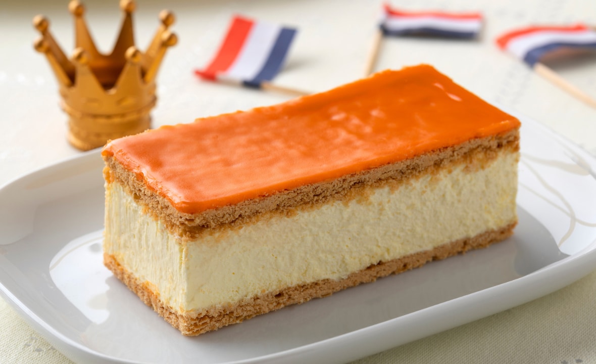 Waarom eten we op Koningsdag eigenlijk altijd (oranje) tompoucen? | Flair