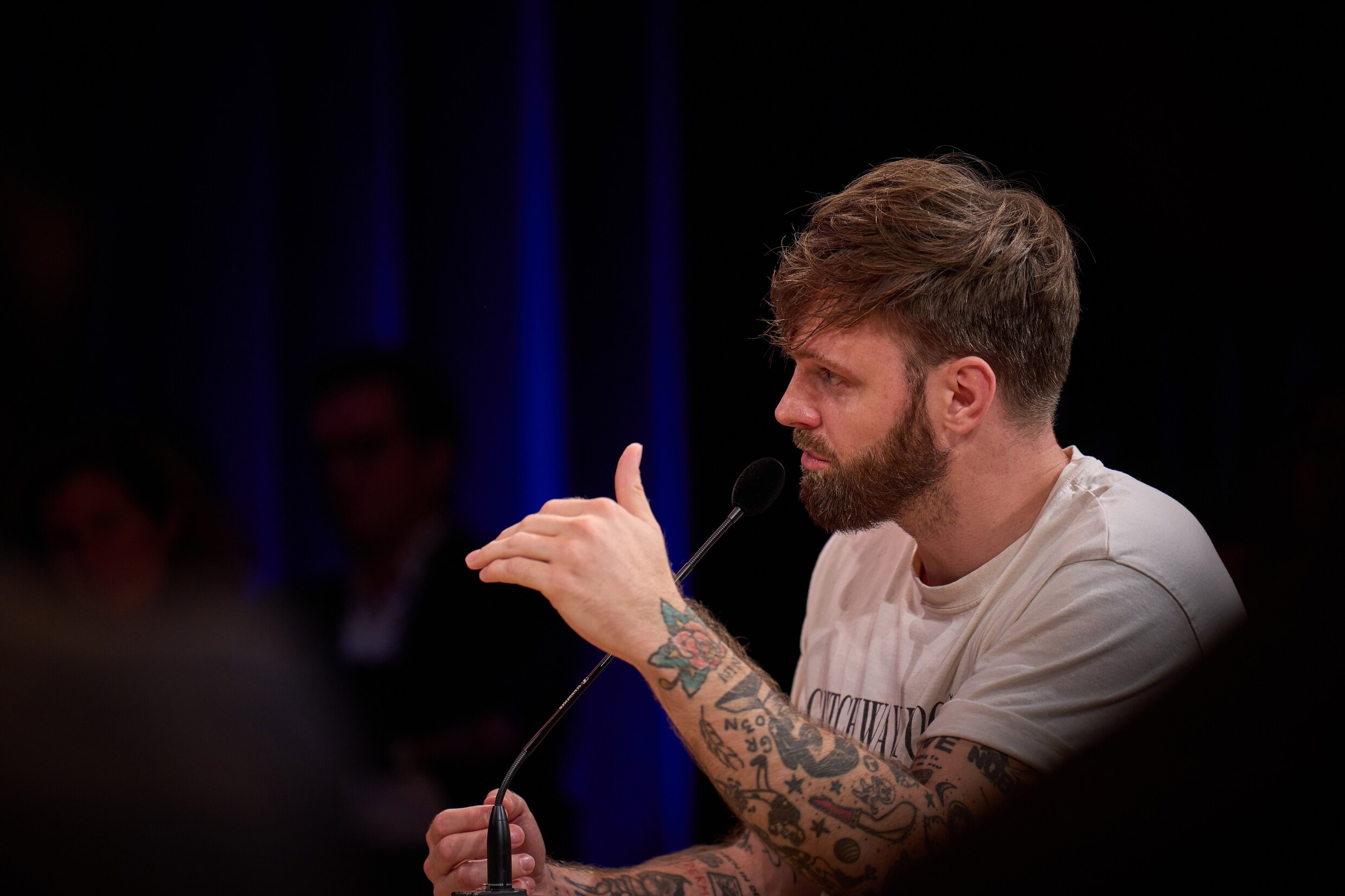 Tim Hofman brengt een boek uit over angst: dit kan je verwachten | Flair
