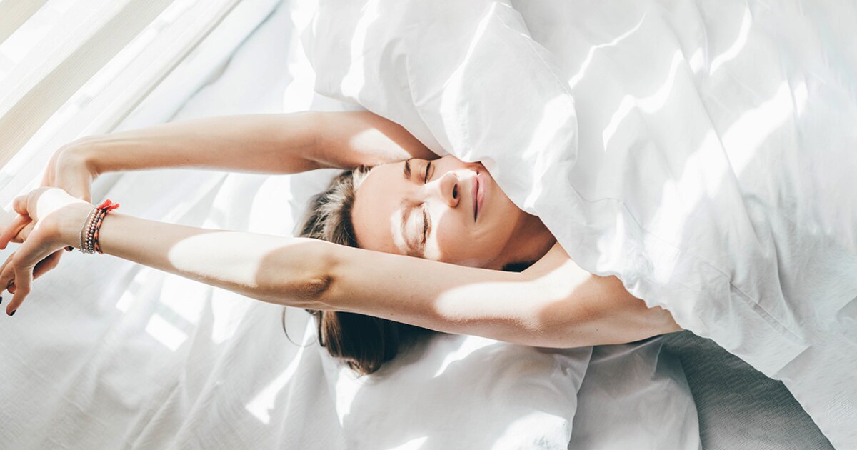 Zó word je voortaan (hopelijk) uitgerust wakker | Flair