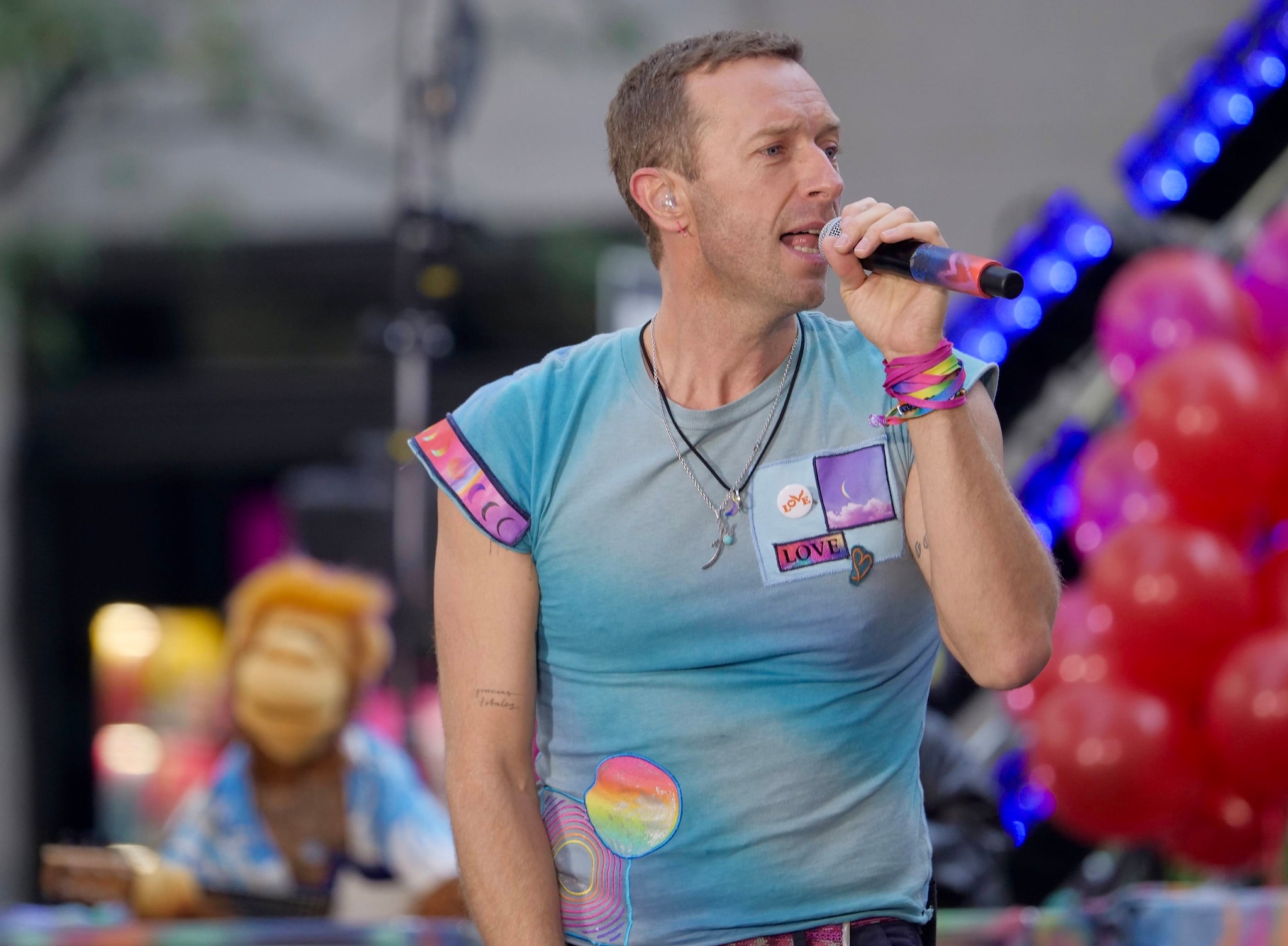 Coldplay waarschuwt concertgangers voor de kisscam