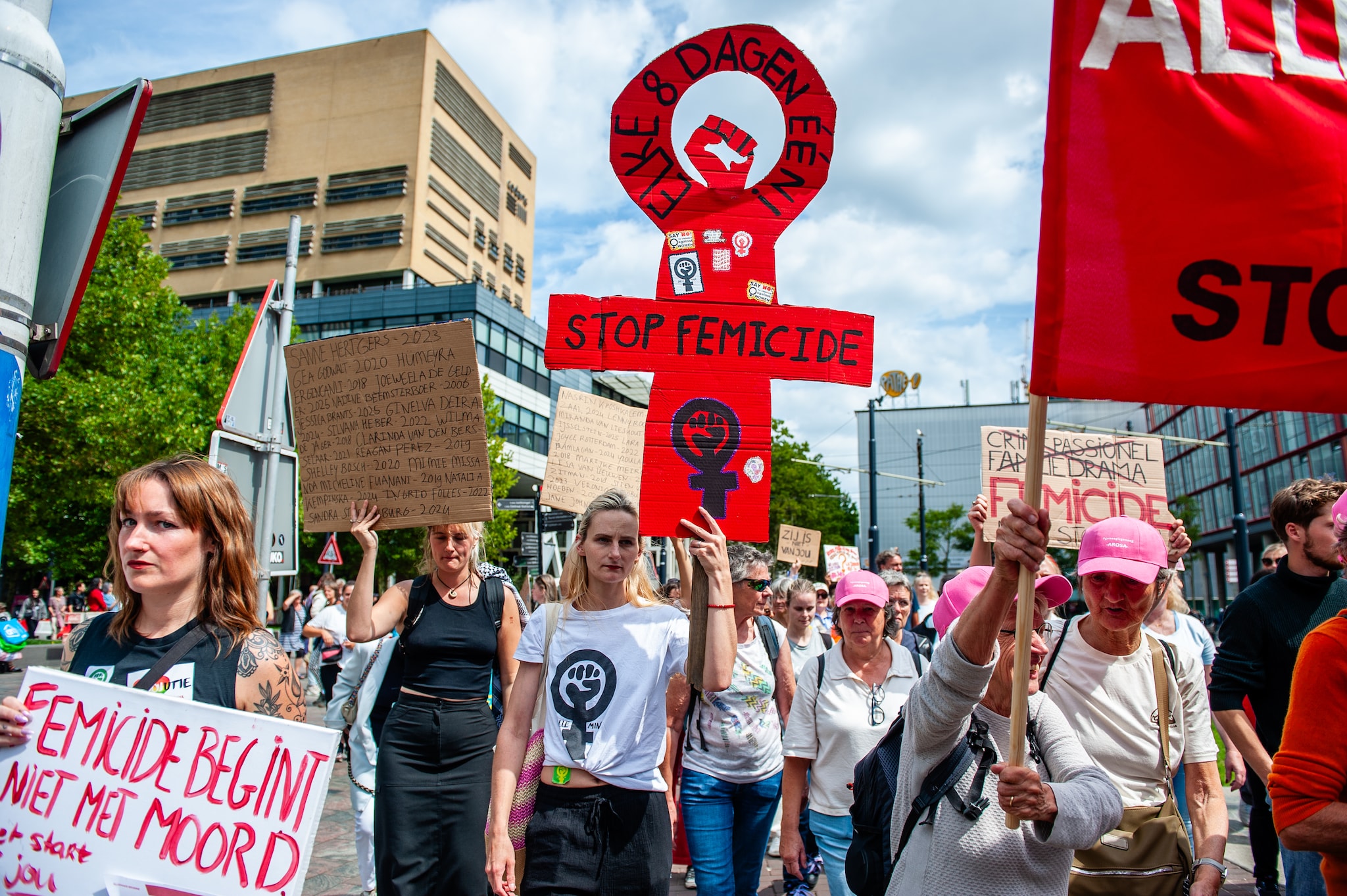 Zó zag de protestmars tegen femicide in Rotterdam eruit: ‘Dringend ...