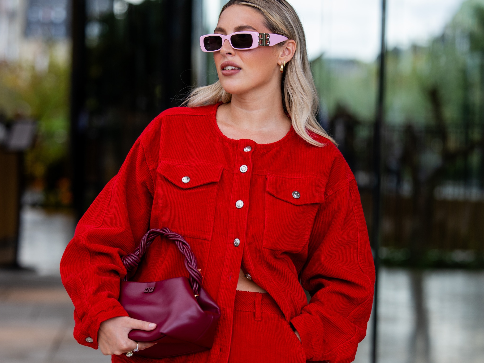 Twijfel je over rood? Deze outfits trekken je over de streep